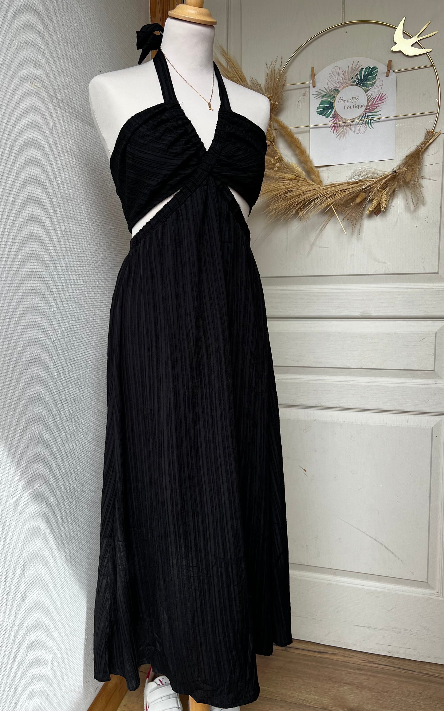 Robe noir noué à la nuque