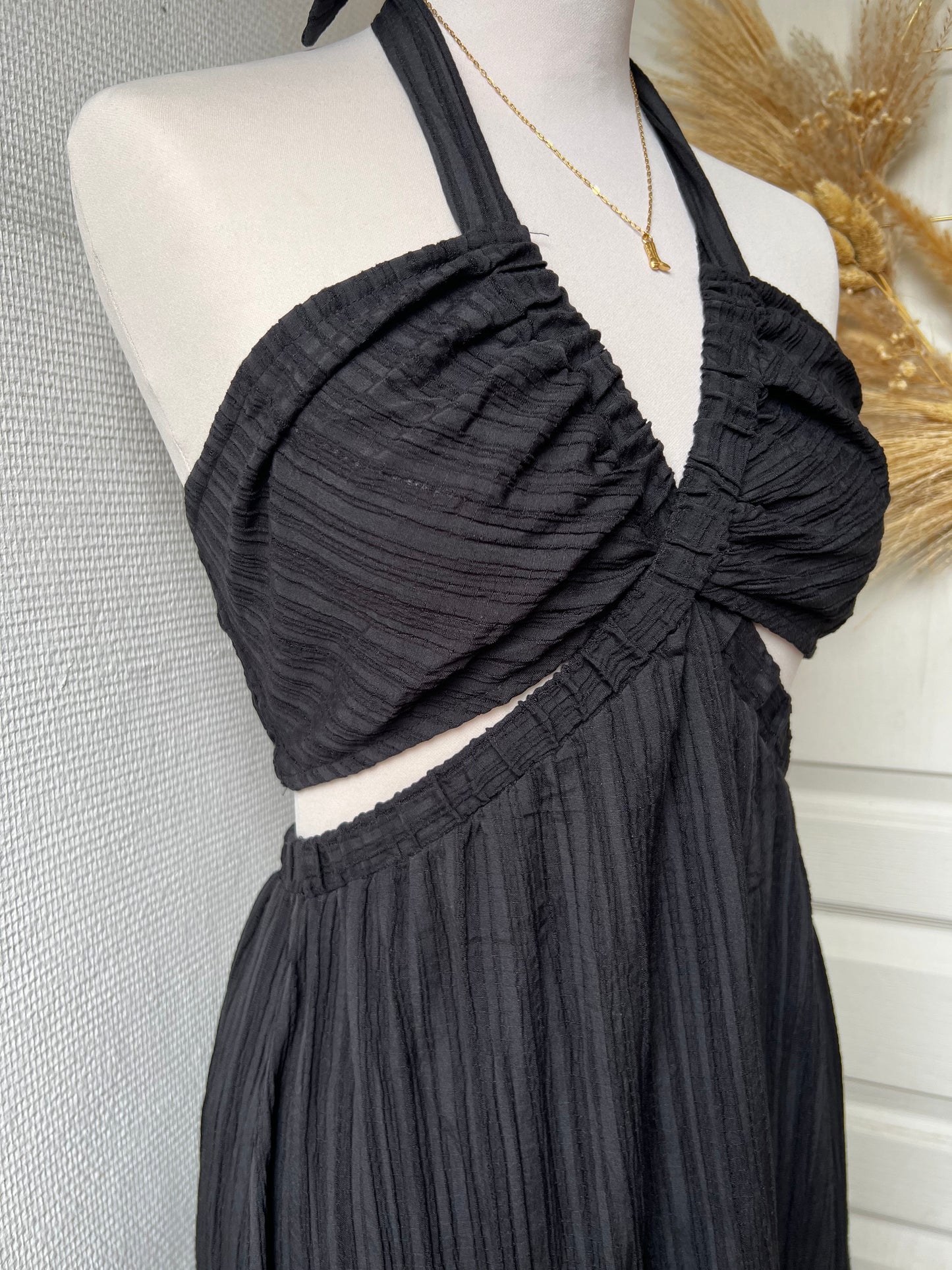 Robe noir noué à la nuque