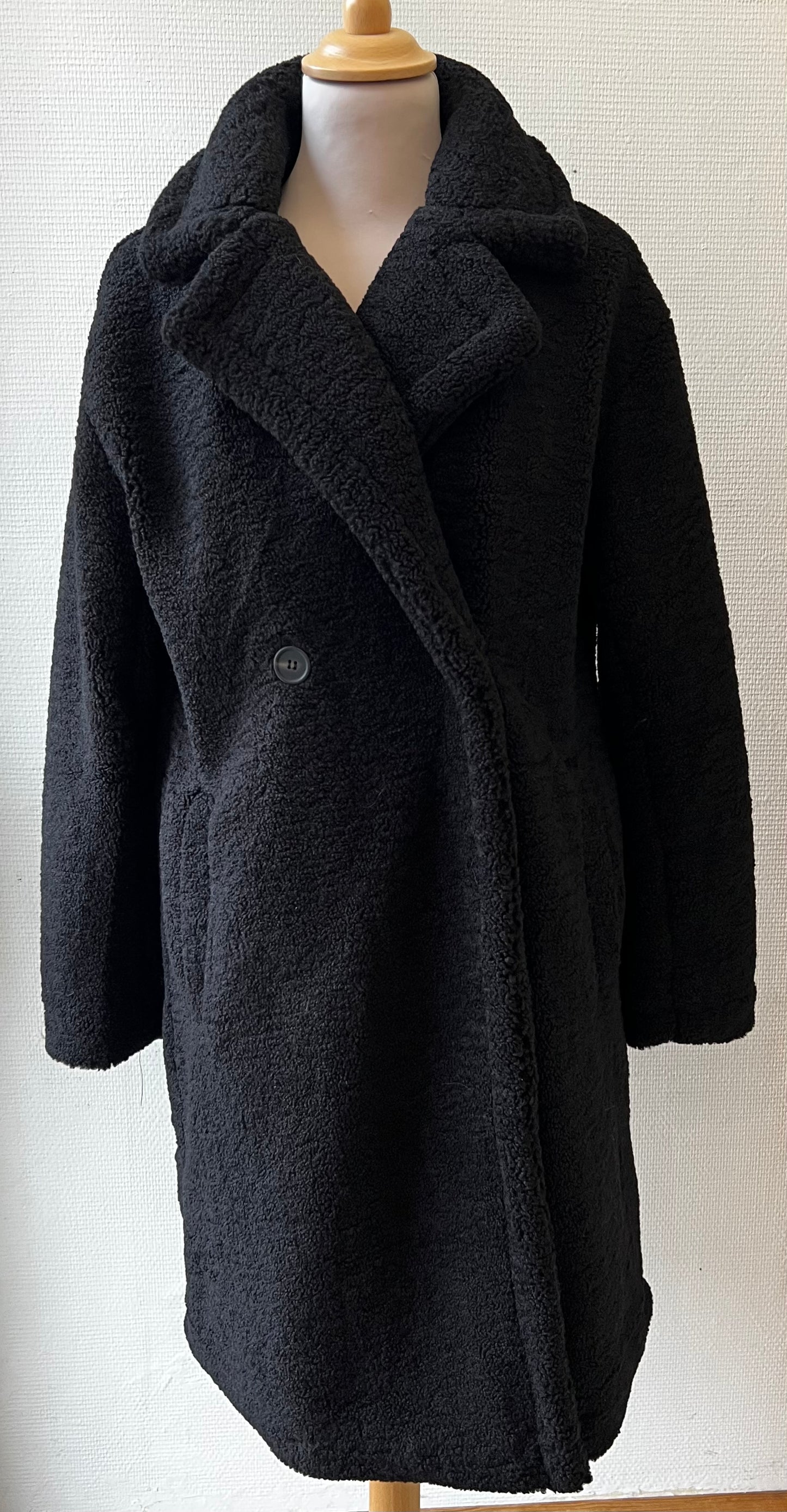 Manteau fausse fourrure noir