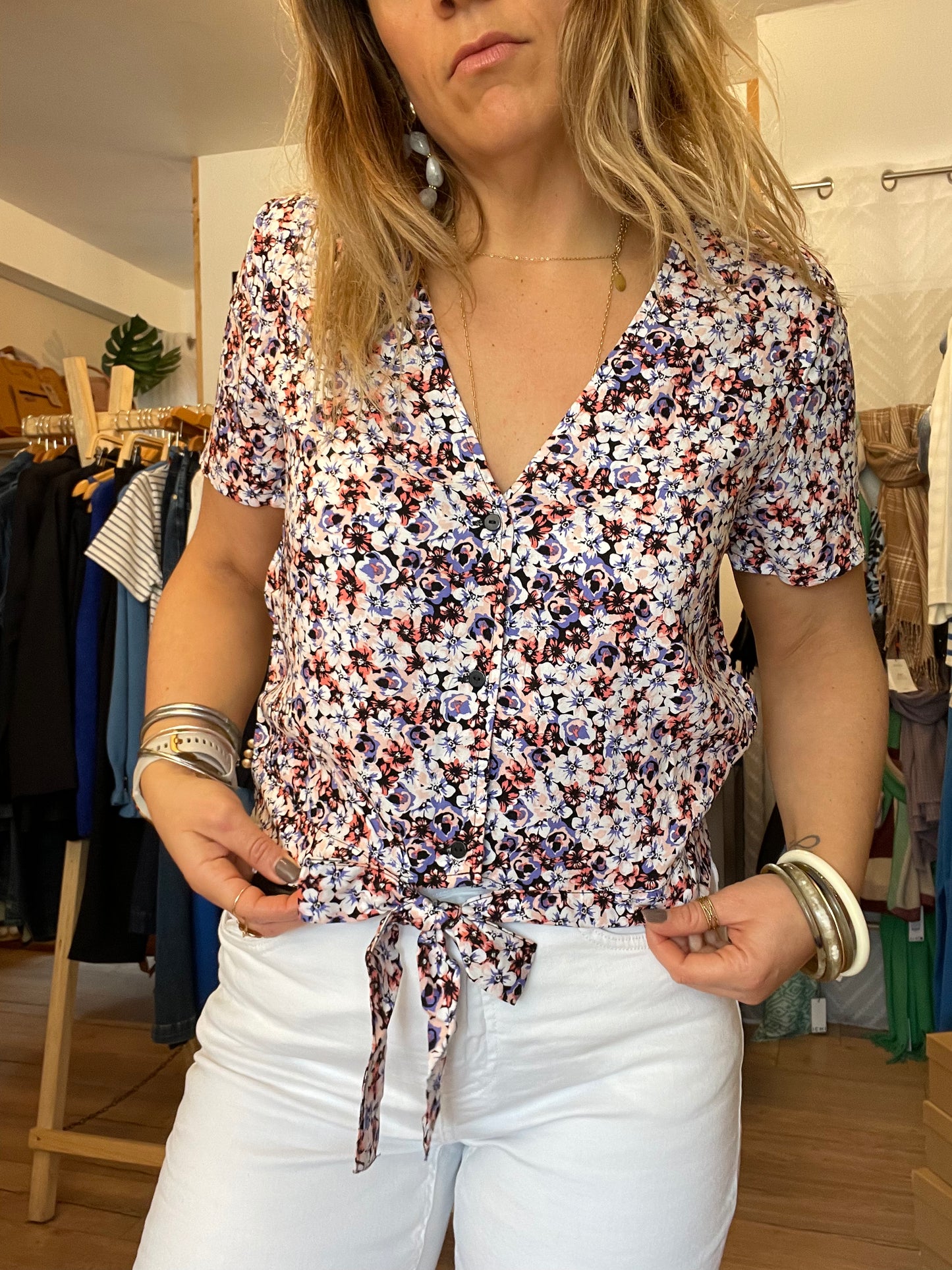 haut top fleur beige bleu rose avec manches courtes et noeud encolure v  Printemps été 2023 Mode femme ma petite boutique 50 portbail