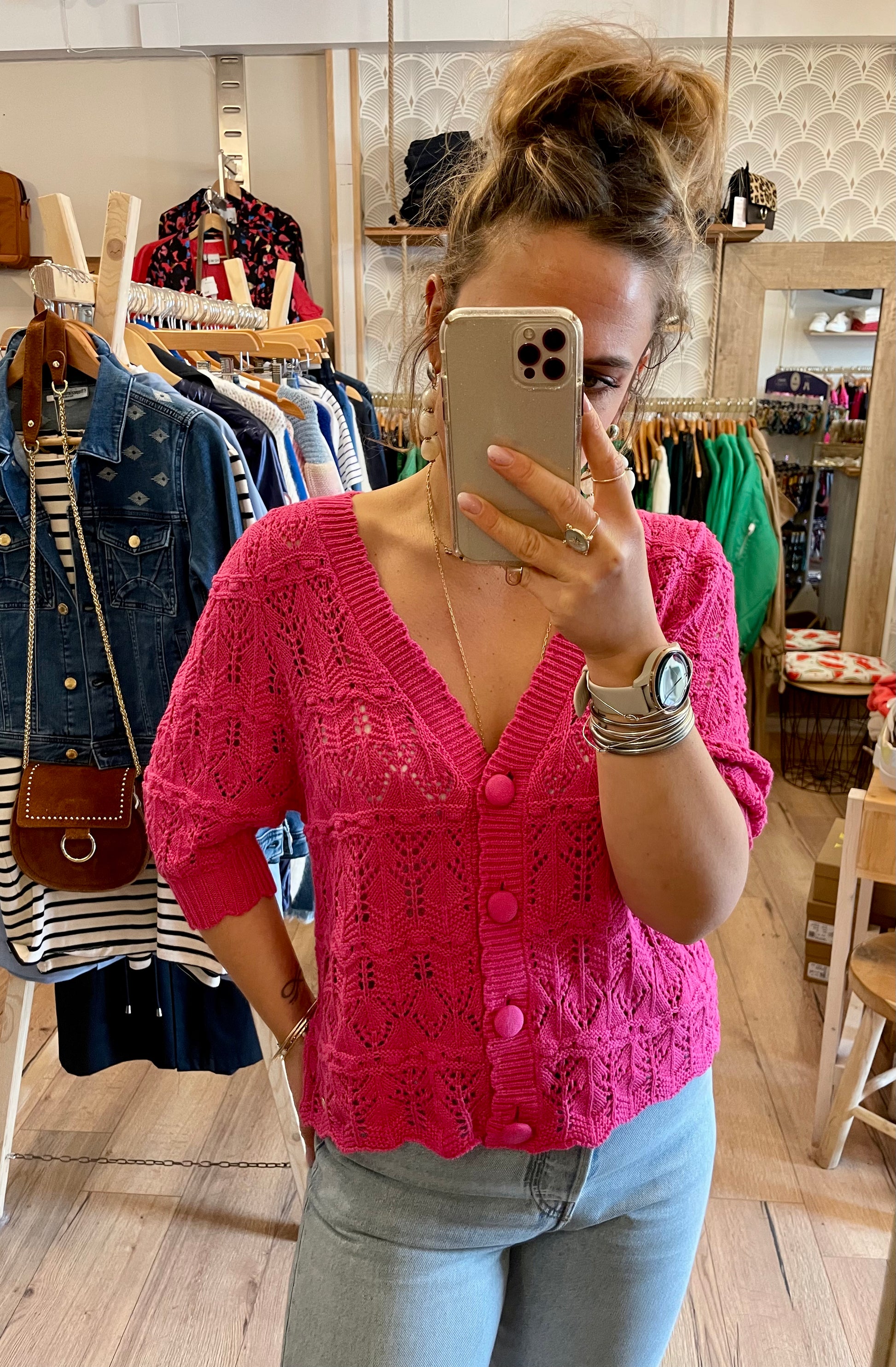 Gilet en crochet rose fushia avec boutons Printemps été 2023 Mode femme ma petite boutique 50 portbail