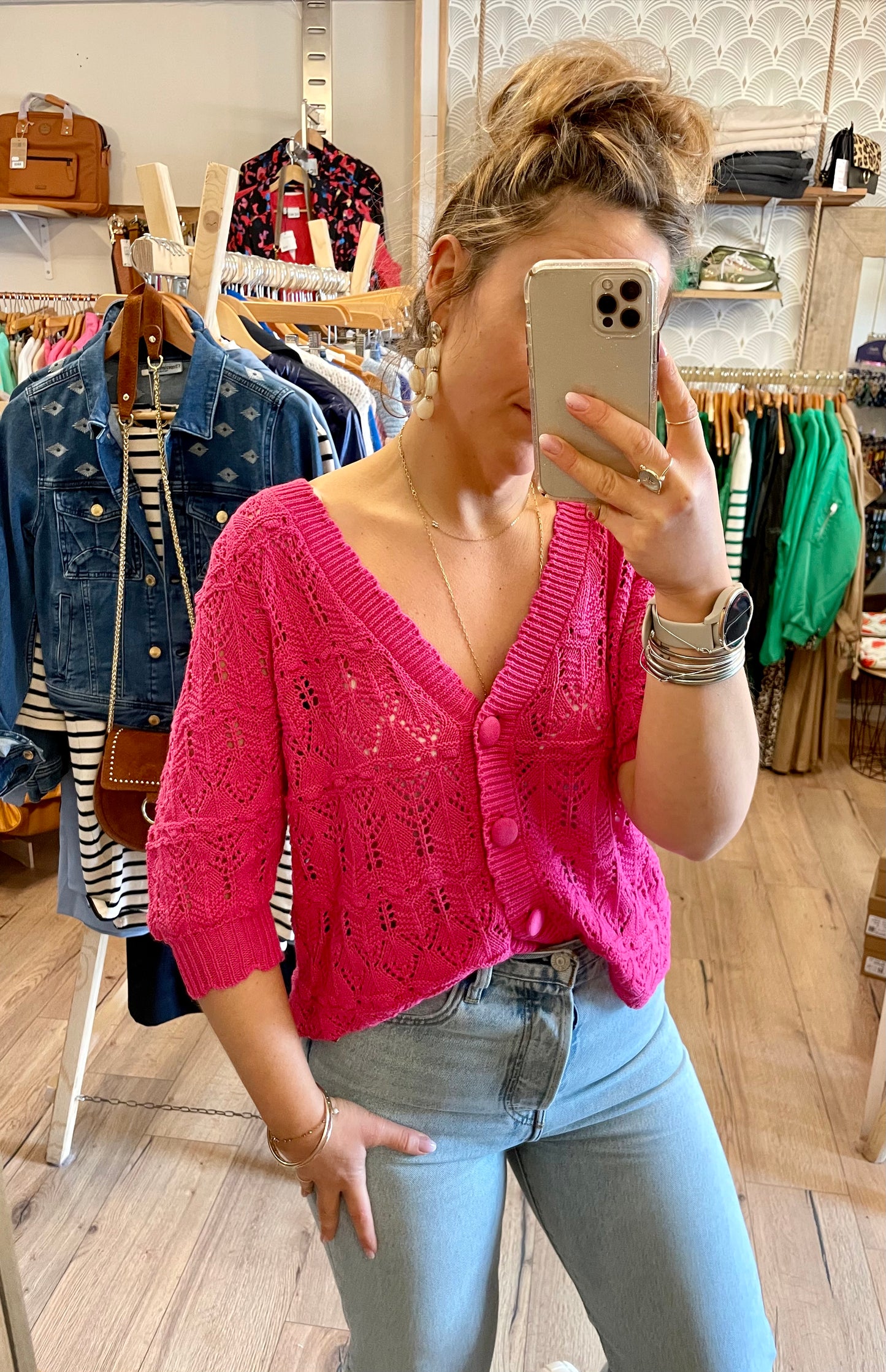 Gilet en crochet rose fushia avec boutons Printemps été 2023 Mode femme ma petite boutique 50 portbail