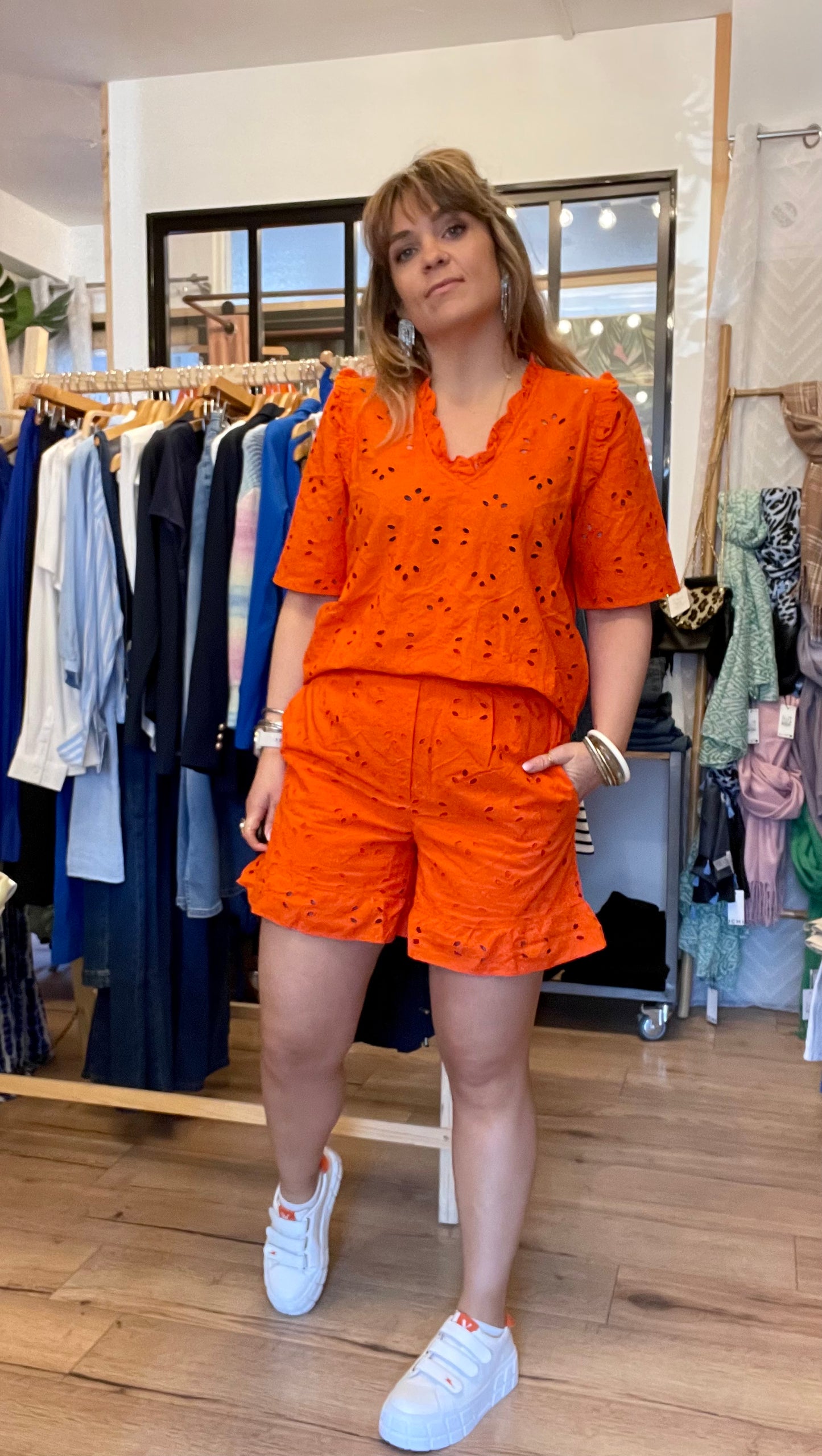 Blouse orange en broderie anglaise